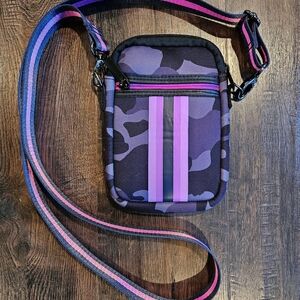 HAUTE SHORE/Casey Epic Neoprene Crossbody Bag